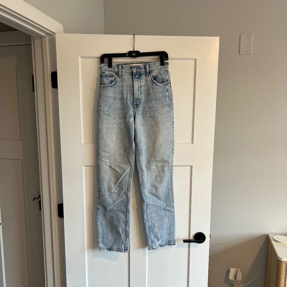 Abercrombie Curve Love Ultra High Rise 90's Straight Jean size 27/4R, light wash
